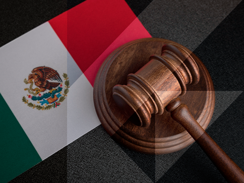 mazo junto a una bandera mexicana
