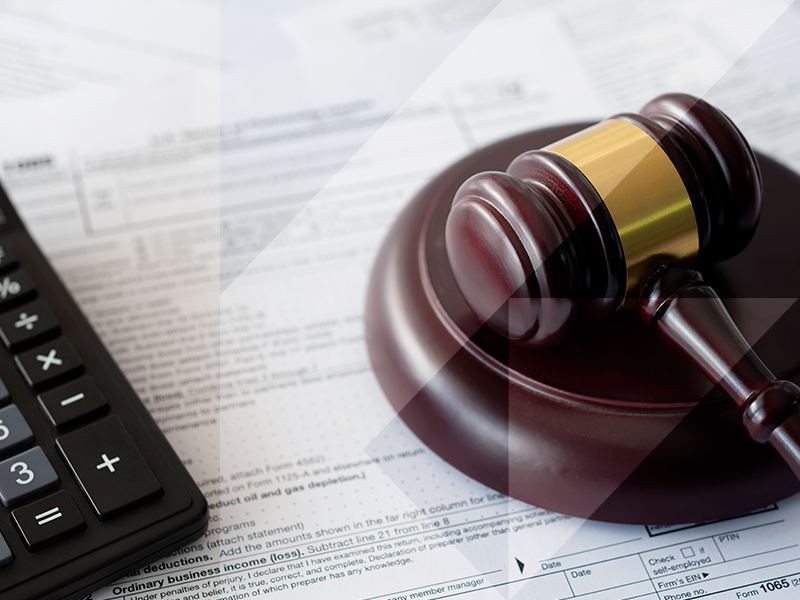 mazo y calculadora sobre documentos fiscales