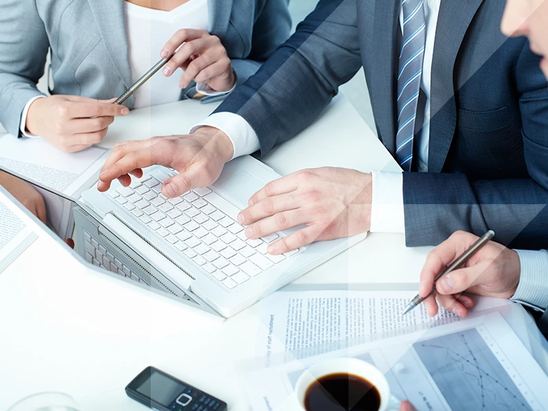 personas frente a computadora de escritorio