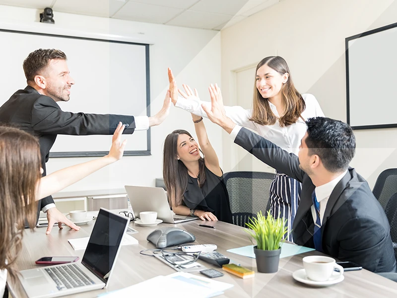 personas felices en oficina