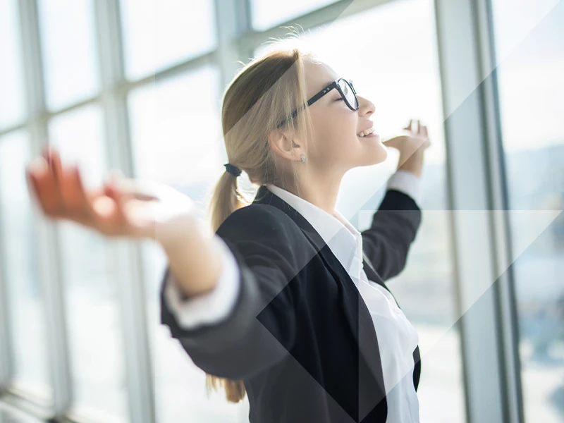 persona tranquila en oficina