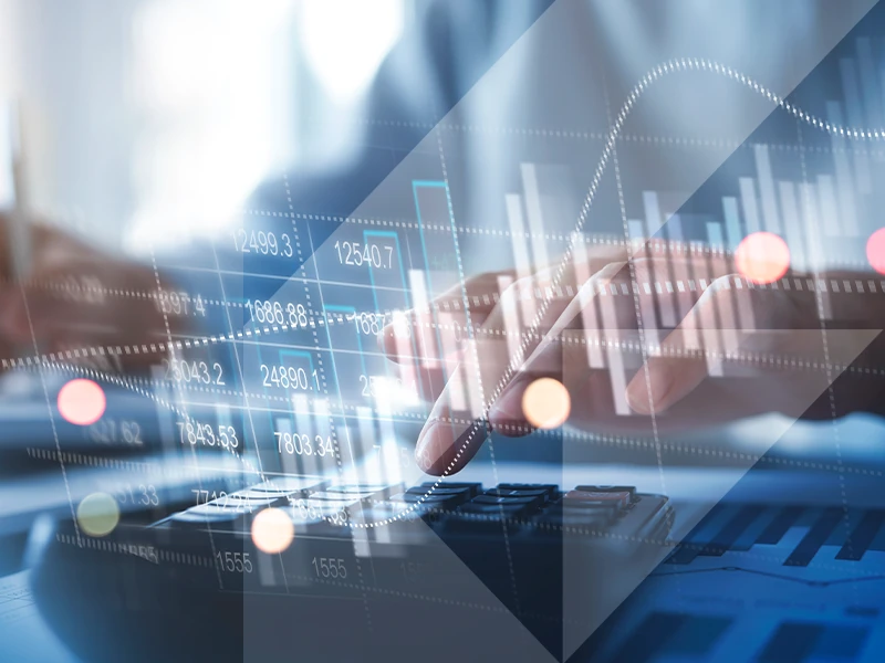 superposición de manos sobre teclado y gráficas financieras
