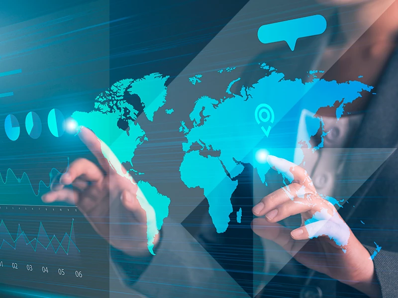 persona interactuando con mapa holográfico