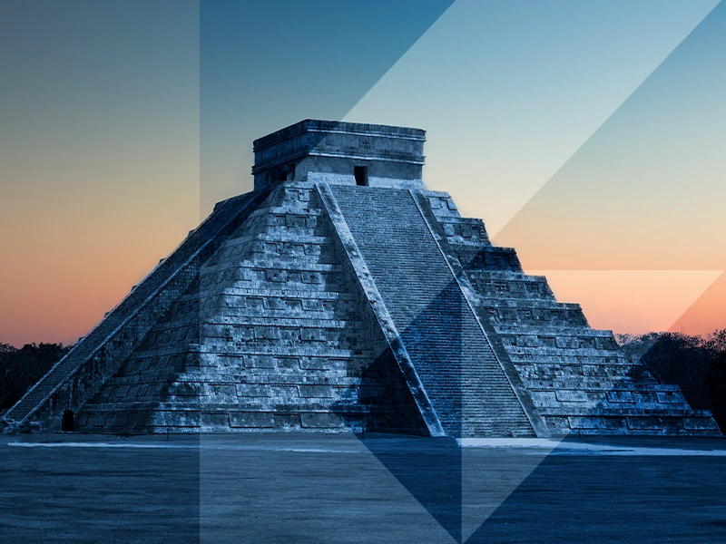 Pirámide de Kukulcán con fondo nocturno