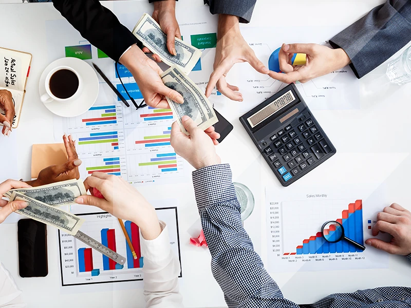 personas planeando impuestos