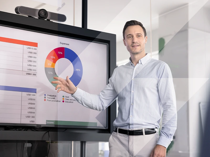 hombre frente a pantalla con gráficas